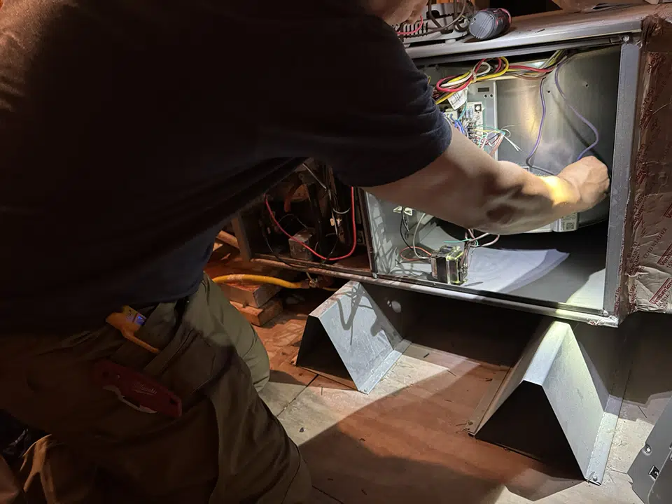 Houston heating contractor performing service